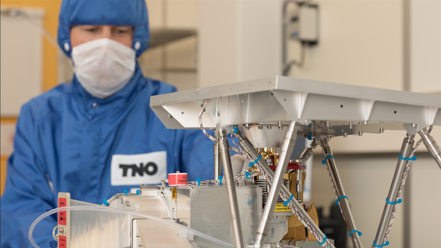 TNO scientist with the Multi Spectral Imager (MSI)