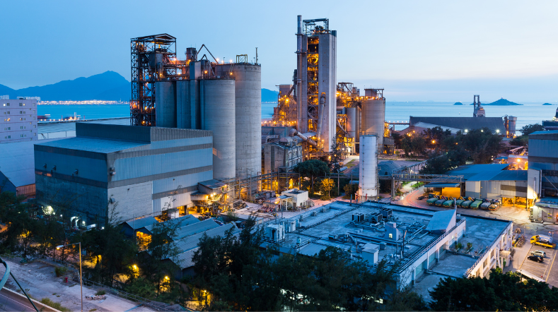 Totaalfoto van een grote fabriek in de avond