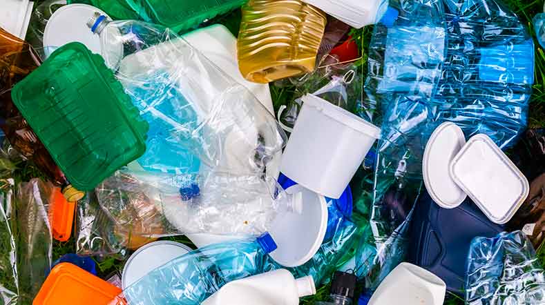 buis huisvrouw zonsondergang Plastic afval in Indonesië krijgt waarde in 2 nieuwe P4G projecten