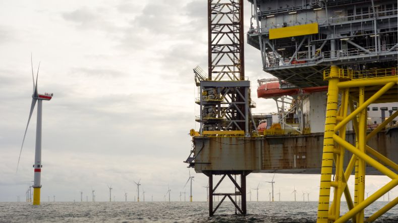 Windturbine en platform op de Noordzee